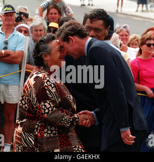 PA NEWS PHOTO 7/2/94 DER BRITISCHE PRINZ VON WALES TAUSCHT WÄHREND EINES BESUCHS IN WAITEKERE CITY IN WEST AUCKLAND EINEN HONGI - DEN TRADITIONELLEN MAORI-GRUSS AUS DRINGENDEN NASEN. Stockfoto