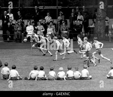 Der Prinz von Wales (vierter von links) nimmt an einem Rennen am Sporttag der Hill House School Teil, das von dem Herzog von Edinburgh, Königin Elizabeth II. Und Prinzessin Anne beobachtet wird. Stockfoto