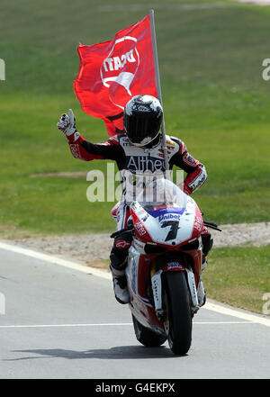 Der spanische Carlos Checa feiert seinen Sieg im Rennen 1 des FIM World Superbike Championship Race auf dem Silverstone Circuit, Northampton. Stockfoto