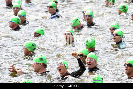 Die Teilnehmer warten auf den Start der Schwimmetappe während des Virgin Active London Triathlon in London. Stockfoto