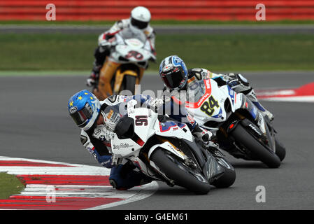 Der britische Leon Haslam beim Rennen 2 während des FIM World Superbike Championship Race auf dem Silverstone Circuit, Northampton. Stockfoto