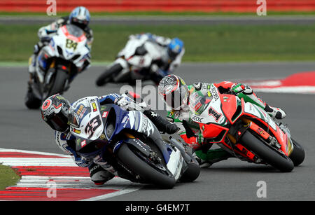 Der Italiener Marco Melandri wird beim Rennen 2 des FIM World Superbike Championship Race auf dem Silverstone Circuit, Northampton, von dem Italiener Max Biaggi gejagt. Stockfoto