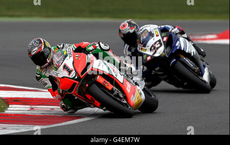 Der Italiener Max Biaggi beim Rennen 2 des FIM World Superbike Championship Race auf dem Silverstone Circuit, Northampton. Stockfoto