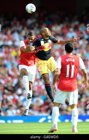 Fußball - Emirates Cup 2011 - Arsenal gegen New York Red Bulls - Emirates Stadium. Der New Yorker Red Bulls Thierry Henry (rechts) und der Arsenal Kyle Bartley (links) kämpfen um den Ball in der Luft Stockfoto