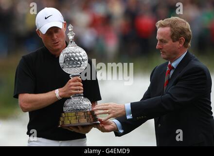 Golf - 2011 Irish Open - Tag 4 - Killarney Golf and Fishing Club. Der Engländer Simon Dyson (links) lässt nach dem Gewinn der Irish Open 2011 mit Taoiseach Enda Kenny (rechts) fast seine Trophäe fallen Stockfoto