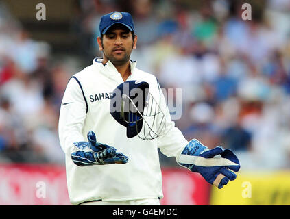 Cricket - npower Second Test - Tag drei - England gegen Indien - Trent Bridge. Indiens Frau Dhoni beim zweiten npower-Testspiel in Trent Bridge, Nottingham. Stockfoto