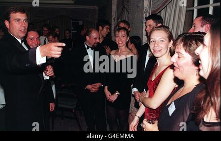 The Duke of York (links), Patron des City Ballet of London im Grosvenor House Hotel mit mehreren Tänzern nach einer Galavorstellung an diesem Abend (Dienstag). Foto von John Stillwell/PA Stockfoto