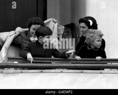 PA-NEWS FOTO-14.04.54 DER PRINCE OF WALES MIT SCHWESTER PRINZESSIN ANNE ON BOARD DER KÖNIGLICHEN JACHT "BRITANNIA" IN PORTSMOUTH DOCKYARD AUF IHRER REISE TREFFEN ELTERN, DER KÖNIGIN UND DER HERZOG VON EDINBURGH AN TOBRUCK Stockfoto