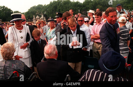 PRINZESSIN DIANA (LINKS), PRINZ CHARLES (RECHTS) UND IHRE SÖHNE (L-R) PRINZ HARRY UND PRINZ WILLIAM BEWEGEN SICH DURCH DIE MENGE NACH DER TEILNAHME AN EINEM "VJ" (SIEG IN JAPAN) SERVICE. Stockfoto