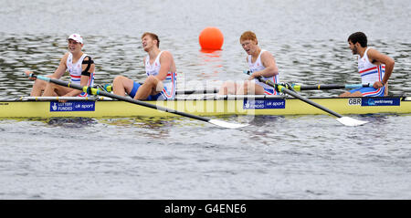 Die Briten William Kenworthy, Adam Janes, Callum Jones und Vassilis Ragoussis werden am Ende der Junioren-Weltmeisterschaften 2011 am Eton Dorney Rowing Lake niedergeschlagen. Stockfoto