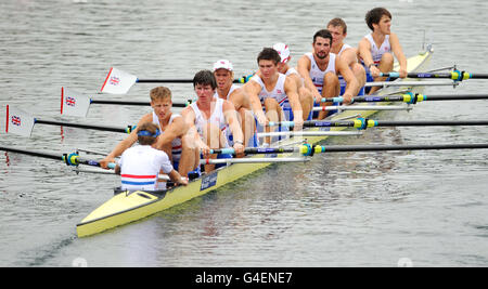 (Links-rechts) die Briten Ed Bosson, Cameron MacRitchie, Luke Briggs, Frederic Vystavel, John Carter, Jamie Copus, Eduardo Munno, Lloyd Alexander und Robert Wickstead treten am Ende der Junioren-Weltmeisterschaften im Rudersport 2011 in einem Eton Dorney Rowing Lake an. Stockfoto