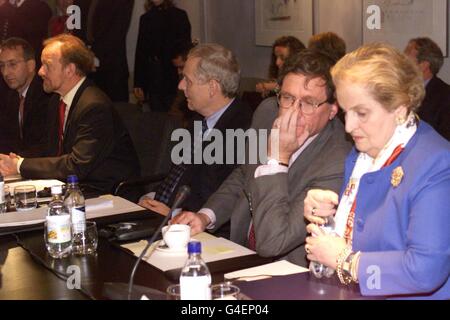 US-Außenministerin Madeline Albright, rechts, hört dem US-Sondergesandten Richard Holdbrook zu, während Emyr Parry-Jones, politischer Direktor des britischen Außenministeriums, an der Seite sitzt und Großbritanniens Außenminister Robin Cook, links, das Treffen der Kontaktgruppe zum Kosovo am Londoner Flughafen Heathrow am Donnerstag, den 8. Oktober 1998 eröffnet. Die Gruppe von sechs Außenministern aus den USA, Großbritannien, Russland, Deutschland, Frankreich und Italien traf sich, um die Krise im Kosovo und die Möglichkeit von NATO-Luftangriffen gegen serbische Streitkräfte zu diskutieren. (AP Photo/Louisa Buller/POOL) (EDI) Stockfoto