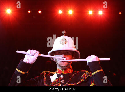 Ein Mitglied der massierten Bands von her Majesty's Royal Marines, die während der Generalprobe des Edinburgh Military Tattoo im Edinburgh Castle auftreten. Stockfoto