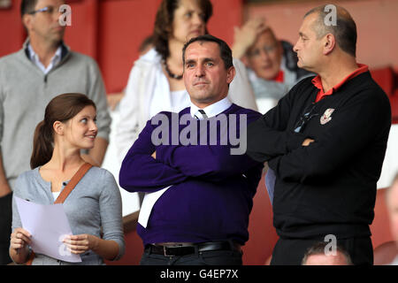 Notts County Manager Martin Allen (Mitte) vor dem Start mit Hannah Herbert, taktischer Analyst (links). Stockfoto