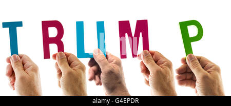 Hände mit den Buchstaben Trumpf isoliert auf weiss Stockfoto
