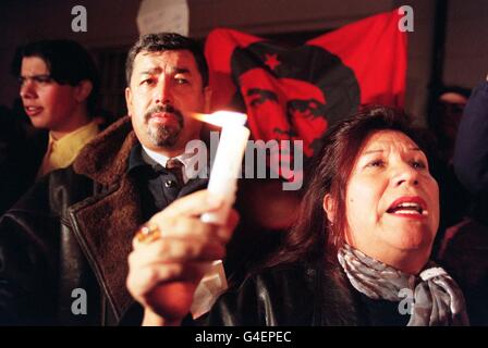 Anti-Pinochet-Demonstranten vor der Londoner Klinik, in der der ehemalige chilenische Diktator General Pinochet nach einer Rückenoperation heute (Montag) behandelt wird. Siehe PA Geschichte POLIZEI Pinochet. Foto von Toby Melville/PA Stockfoto