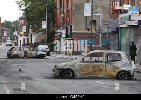 Ausgebrannte Autos in Toxteth, Liverpool, nach den Unruhen in der Gegend gestern Abend. Stockfoto