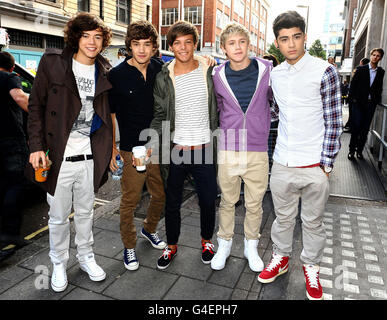 Eine Richtung (von links nach rechts) Harry Styles, Liam Payne, Louis Tomlinson, Niall Horan und Zayn Malik kommen bei Radio 1 in London an. Stockfoto