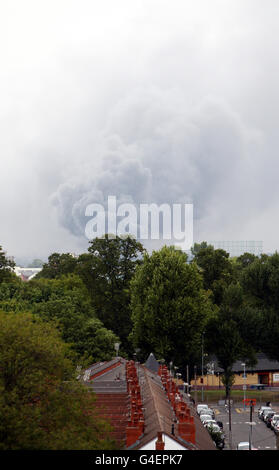 Rauch steigt aus einem Feuer auf einem Schrottplatz in der Gegend von Nechells in Birmingham, wie vom Edgbaston Cricket Ground aus gesehen. Stockfoto