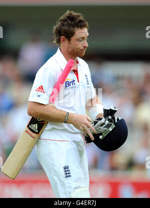 Englands Ian Bell verlässt das Feld, nachdem er beim ersten npower-Test auf dem Lord's Cricket Ground, London, hinter dem Bowling von Praveen Kumar gefangen wurde. Stockfoto