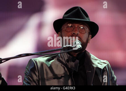 MAURICE GIBB VON DEN BEE GEES AUF DER BÜHNE IN WEMBLEY WÄHREND DES EINZIGEN BRITISCHEN KONZERTS DER GRUPPE AUF IHRER WELTTOURNEE. Stockfoto