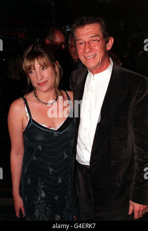 SCHAUSPIELER JOHN HURT BEI DER BRITISCHEN PREMIERE DES FILMS „SAVING PRIVATE RYAN“ VON STEVEN SPIELBERG AUF DEM LONDONER LEICESTER SQUARE. Stockfoto