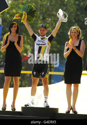 Der britische Mark Cavendish trägt sein Team HTC Highroad Trikot auf dem Podium, bevor er nach der Tour de France auf den Champs-Elysees in Paris mit dem grünen Trikot als bester Sprinter ausgezeichnet wurde. Stockfoto