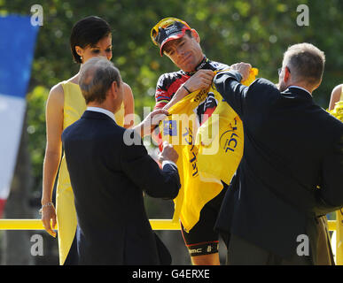 Radfahren - Tour de France - Etappe 21. Der australische Cadel Evans erhält nach dem Sieg bei der Tour de France auf den Champs-Elysées in Paris das gelbe Trikot der Gesamtsieger. Stockfoto