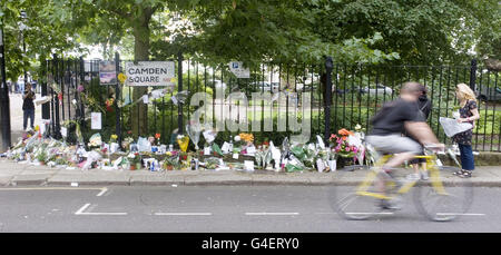 Tod von Amy Winehouse. Ehrungen an die verstorbene Sängerin Amy Winehouse, außerhalb ihres Hauses im Norden Londons. Stockfoto