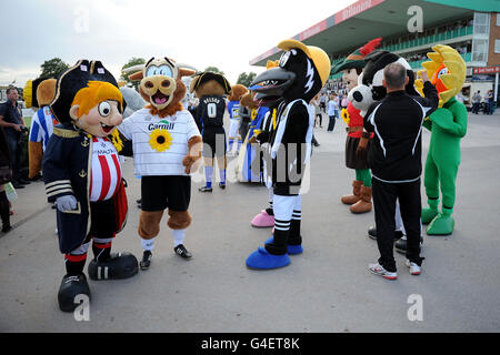 Sheffield Untied Maskottchen Captain Blade (links), Hereford United Maskottchen Edgar the Bull, Notts County Maskottchen Mr Magpie (Mitte) machen sich auf den Weg zur Startlinie für das Maskottchen-Rennen Sunflower Sprint auf der Uttoxeter Racecourse Stockfoto