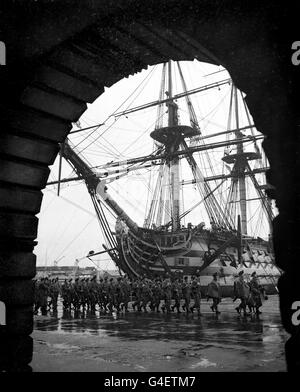 Männer des 1. Bataillons, der Royal Inniskilling Fusiliers, marschieren in Portsmouth am HMS Victory vorbei. Die Innismorde sind Teil der 3. Infanterie-Division, die sich den britischen Truppen im Nahen Osten anschließen wird. Stockfoto