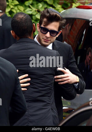 Mark Ronson (rechts) vor dem Golders Green Crematorium im Norden Londons, wo ein privater Trauerdienst für Amy Winehouse abgehalten wird. Stockfoto