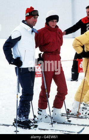 DER PRINZ UND DIE PRINZESSIN VON WALES AUF DEN SKIPISTEN VON NALBUN WÄHREND IHRES 10-TÄGIGEN URLAUBS IM WINZIGEN, 61 QUADRATKILOMETER GROSSEN FÜRSTENTUM LIECHTENSTEIN. Stockfoto