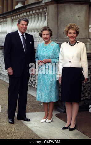 Die Königin mit dem ehemaligen US-Präsidenten Ronald Reagan und seiner Frau Nancy im Buckingham Palace, wo die Königin Reagan zum Ritter stand. Er wurde zum Ehrenritter des Großkreuzes des Ehrenordens des Bades ernannt. Stockfoto