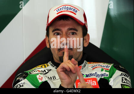 Der Italiener Max Biaggi in der Garage während des Trainingstages der FIM World Superbike Championship in Silverstone, Northampton. Stockfoto