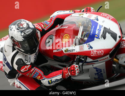 Der Spanier Carlos Checa auf der Ducati 1098R während des Trainingstages der FIM World Superbike Championship in Silverstone, Northampton. Stockfoto