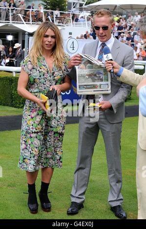 Pferderennen - 2011 Glorious Goodwood Festival - Glorious Totesport Mile Day - Goodwood Racecourse. Billie Piper mit Ehemann Laurence Fox während des glorreichen Totesport Mile Day Stockfoto