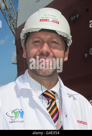 Ian Petherick, 40, ein integrierter Teamleiter für BAE Systems vor einem 8,000-Tonnen-Rumpfabschnitt des neuesten Flugzeugträgers der Royal Navy, der fertig gestellt wurde, in Glasgow. Stockfoto