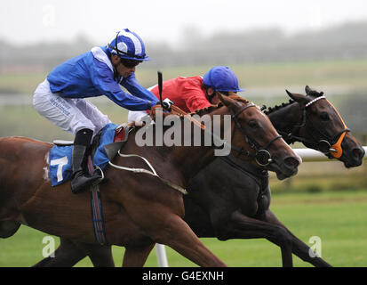 Silvestre de Sousa (links) auf Eraada gewinnt das britische Hengstgestüt, das British Racing EBF Maiden Stakes von Code Cracker und Jockey deb Saunders auf der Catterick Racecourse, North Yorkshire, unterstützt. Stockfoto