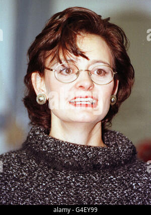 Cherie Blair, die Frau des britischen Premierministers Tony Blair, trägt am Donnerstag, den 1. Oktober 1998 eine Brille. Sie sagte, dass sie sie eine Bemühung trug, ihre Augen am vorletzten Tag der Labour Party Konferenz in Blackpool auszuruhen. Foto von Fiona Hanson/PA. Stockfoto