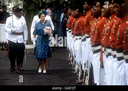 Königin Elizabeth II. Inspiziert die Ehrengarde der königlichen Streitkräfte, nachdem sie in Suva, Fidschi, an Land gekommen ist. Stockfoto