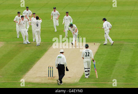 Graham Onions von Durham feiert das Dickicht von Riki Wessels von Nottinghamshire während des LV County Championship-Spiels im Emirates Durham ICG, Chester-Le-Street. Stockfoto