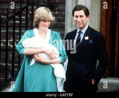 PA-NEWS FOTO JUNI 1982 DER PRINZ UND PRINZESSIN VON WALES AUF DEN STUFEN DES DIE LINDO FLÜGEL AM ST. MARIEN-HOSPITAL MIT IHREM SOHN PRINZ WILLIAM ALS SIE LINKS ZUM KENSINGTON PALACE, LONDON Stockfoto