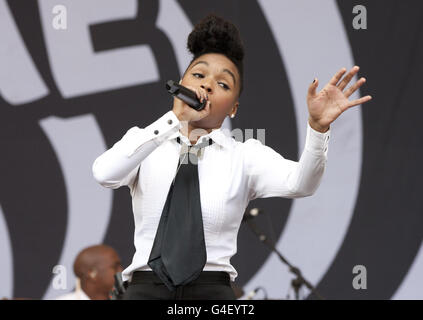 Janelle Monae tritt auf der Bühne mit den Bullitts beim Big Chill Festival 2011 im Eastnor Castle Deer Park in Herefordshire auf. Stockfoto