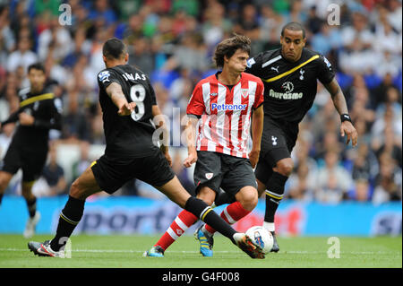 Fußball - vor der Saison freundlich - Tottenham Hotspur / Athletic Club Bilbao - White Hart Lane. Jermaine Jenas (8) von Tottenham Hotspur und Tom Huddlestone schließen Ander Iturraspe (Mitte) des Athletic Club Bilbao. Stockfoto