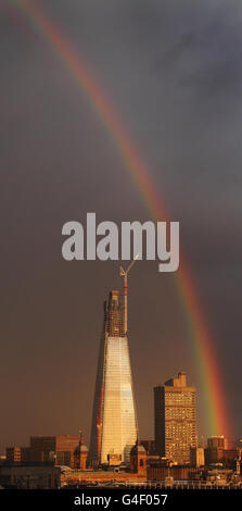 Über dem Shard-Gebäude im Zentrum Londons erscheint ein Regenbogen. Stockfoto