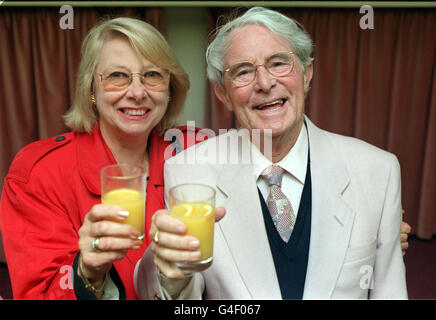 PA NEWS PHOTO 11/10/98 VETERAN KOMIKER ERNIE WISE UND SEINE FRAU DOREEN IM BBC BROADCASTING HOUSE IN LONDON, WO EINE REIHE VON PLAKETTEN GEDENKEN AN GROSSE BRITISCHE KOMIKER WURDEN DURCH COMIC-ERBE ENTHÜLLT. Stockfoto