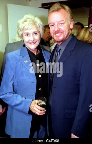 PA NEWS PHOTO 11/10/98 DIE SCHAUSPIELERIN LIZ FRASER UND DIE KOMIKERIN LES DENNIS IM BBC BROADCASTING HOUSE IN LONDON, WO EINE REIHE VON PLAKETTEN ZUR ERINNERUNG AN GROSSE BRITISCHE KOMIKER DURCH COMIC-ERBE ENTHÜLLT WURDEN. Stockfoto