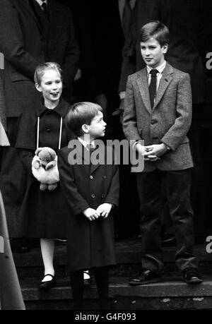 PA NEWS PHOTO 25/12/88 KÖNIGLICHE COUSINS (VON LINKS NACH RECHTS), MISS ZARA PHILLIPS (7), PRINZ WILLIAM (6) UND MEISTER PETER PHILLIPS (11), AUF DEN STUFEN DER KLEINEN KIRCHE IM SANDRINGHAM PARK, NACHDEM 26 MITGLIEDER DER KÖNIGLICHEN FAMILIE AM MORGENDIENST TEILNAHMEN. Stockfoto