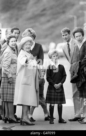 Die Königin Mutter weist den Weg zur Königin, dem Prinzen und der Prinzessin von Wales, Prinz Edward, Prinzessin Anne und ihren Kindern Zara und Peter Phillips, als sie sie am kleinen schottischen Hafen von Scrabster begrüßte, als sie von der Royal Yacht Britannia ausschifften. Stockfoto